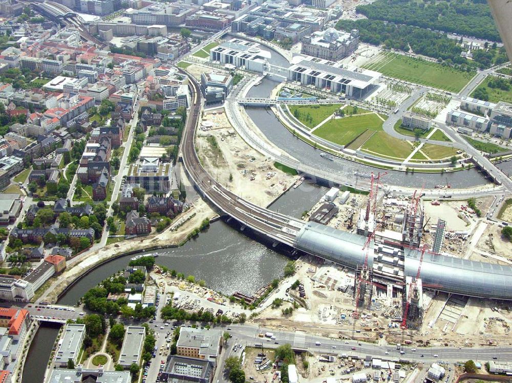 Berlin von oben - Ausbau des Berliner Hauptbahnhofes / Lehrter Bahnhof am Berliner Spreebogen zum Regierungsviertel in Berlin-Tiergarten