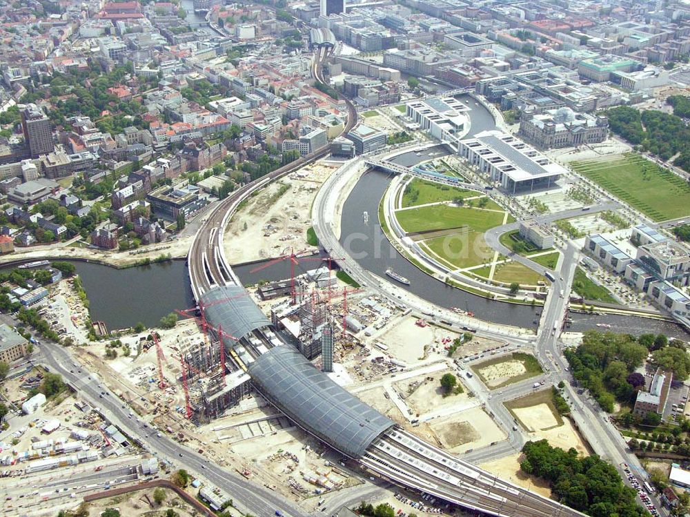 Luftbild Berlin - Ausbau des Berliner Hauptbahnhofes / Lehrter Bahnhof am Berliner Spreebogen zum Regierungsviertel in Berlin-Tiergarten