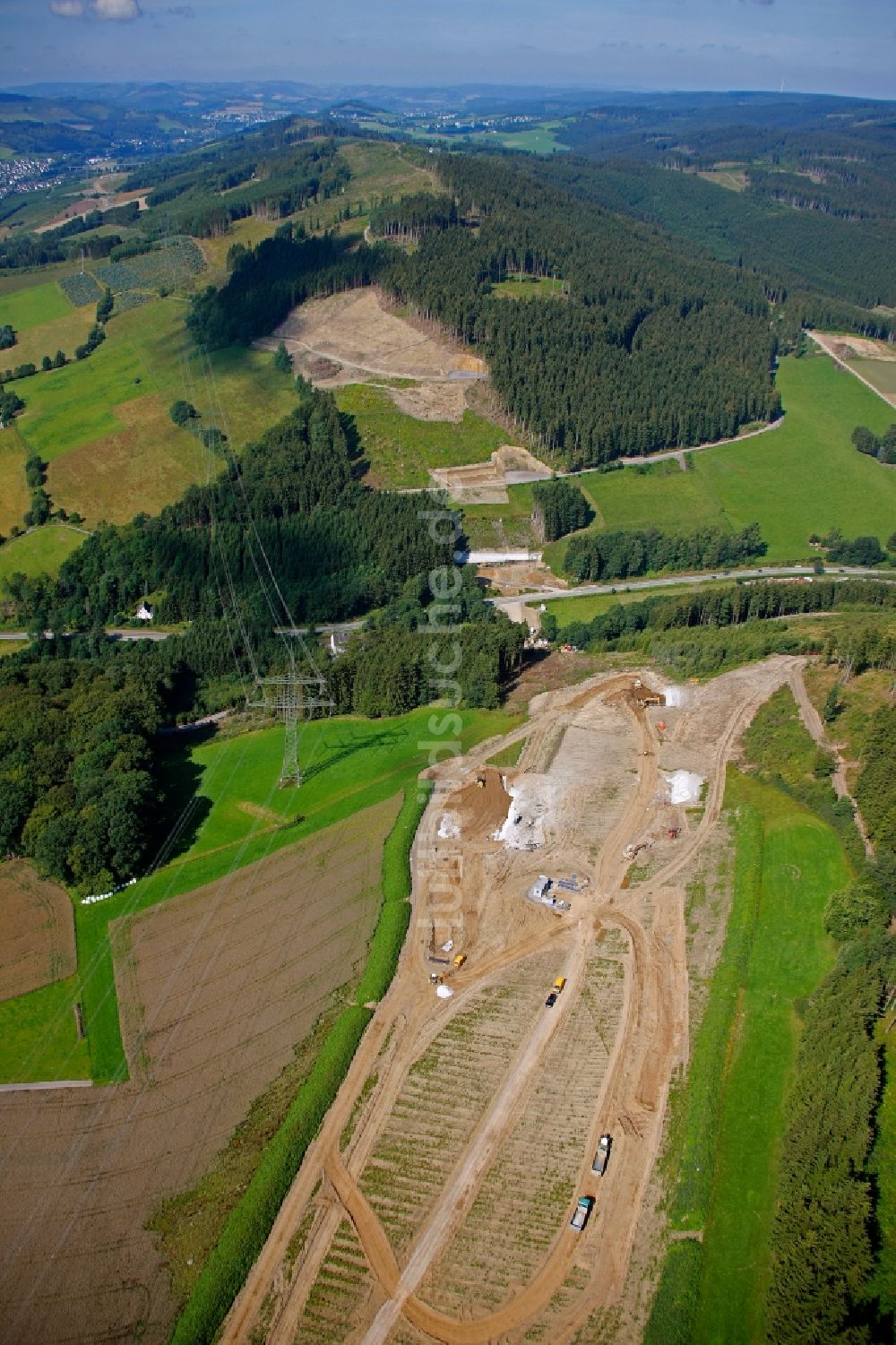 Olsberg aus der Vogelperspektive: Ausbau der Bundesautobahn BAB A46 zwischen Olsberg und Meschede im Hochsauerlandkreis im Bundesland Nordrhein-Westfalen