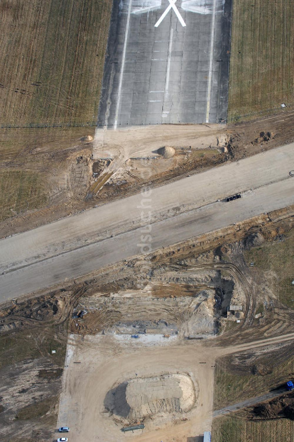 Schönefeld aus der Vogelperspektive: Ausbau des Flughafens Berlin-Schönefeld / Ausbau der A113n