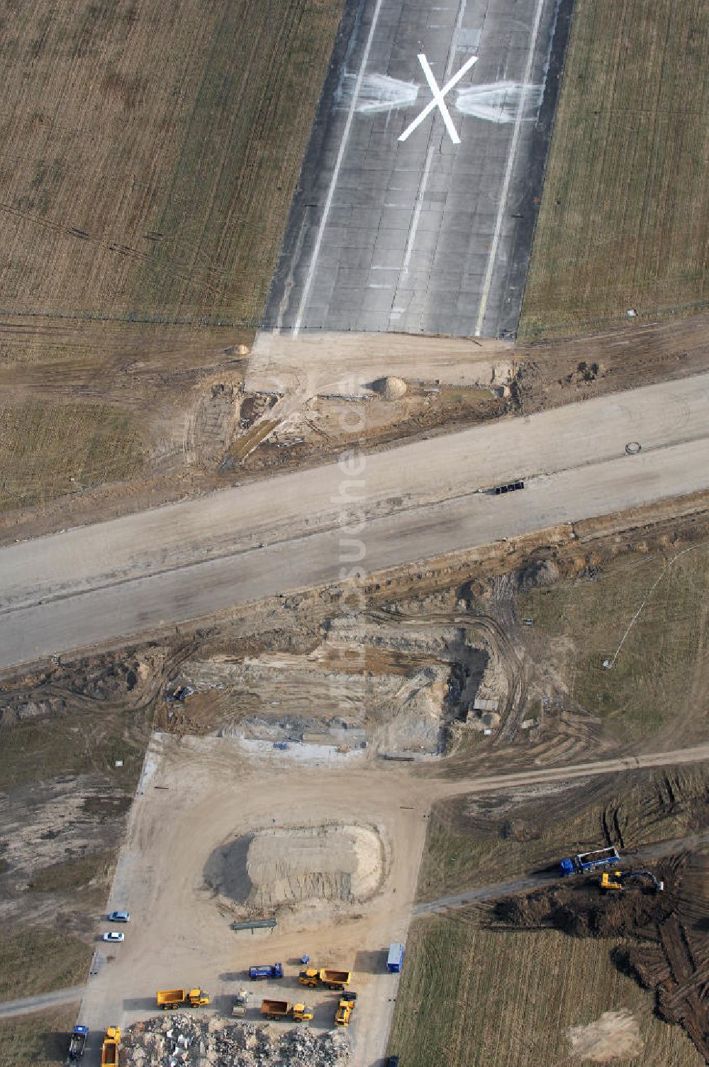 Luftbild Schönefeld - Ausbau des Flughafens Berlin-Schönefeld / Ausbau der A113n