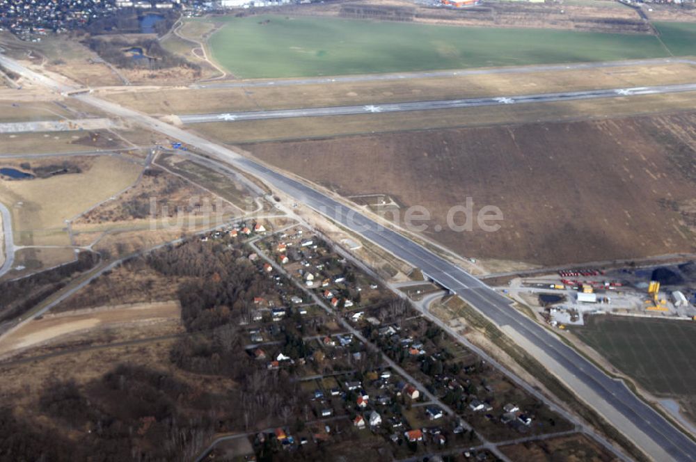 Schönefeld aus der Vogelperspektive: Ausbau des Flughafens Berlin-Schönefeld / Ausbau der A113n