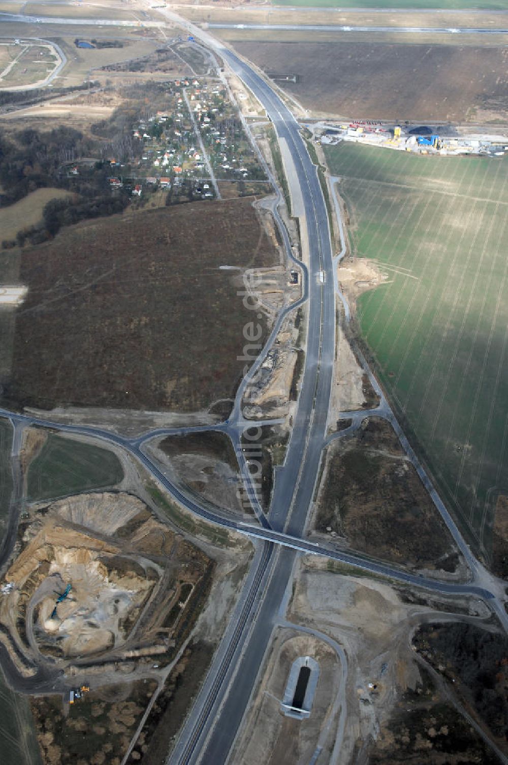 Luftbild Schönefeld - Ausbau des Flughafens Berlin-Schönefeld / Ausbau der A113n