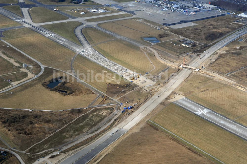 Schönefeld aus der Vogelperspektive: Ausbau des Flughafens Berlin-Schönefeld / Ausbau der A113n