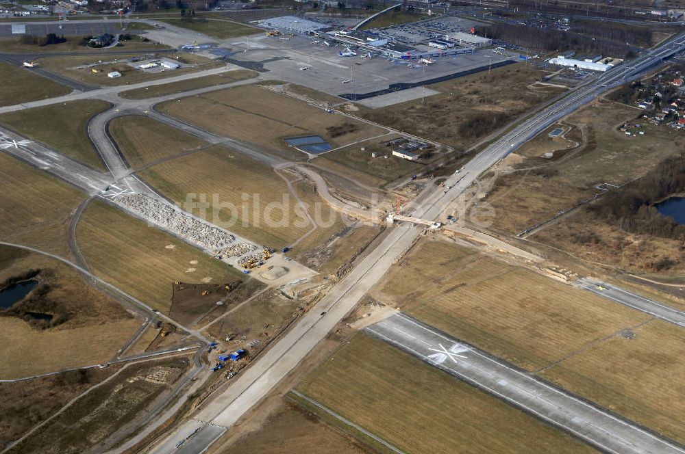 Luftbild Schönefeld - Ausbau des Flughafens Berlin-Schönefeld / Ausbau der A113n