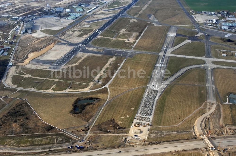 Luftbild Schönefeld - Ausbau des Flughafens Berlin-Schönefeld / Ausbau der A113n