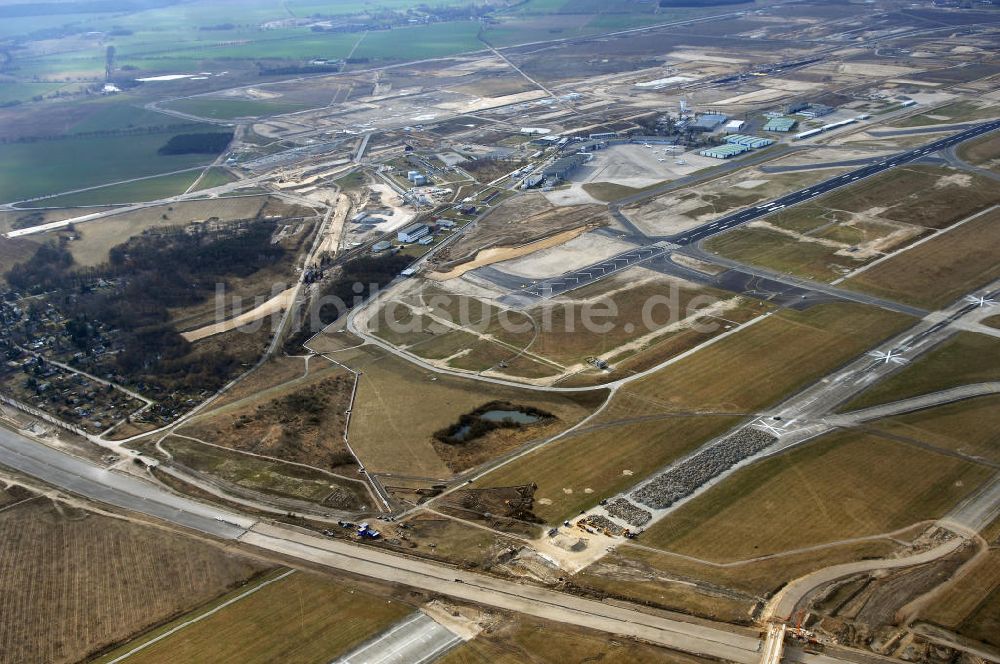 Schönefeld von oben - Ausbau des Flughafens Berlin-Schönefeld / Ausbau der A113n