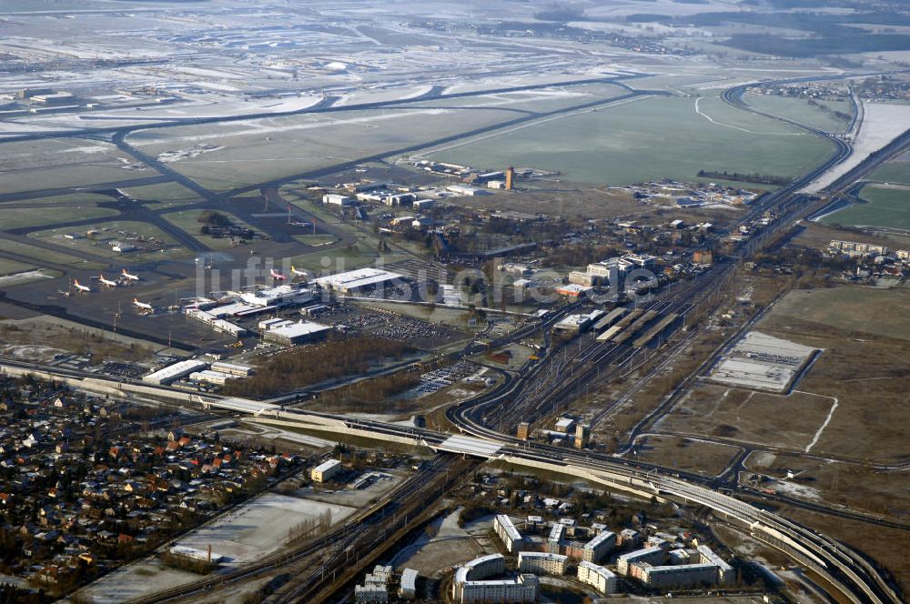 Schönefeld aus der Vogelperspektive: Ausbau des Flughafens Berlin-Schönefeld / Ausbau der A113n