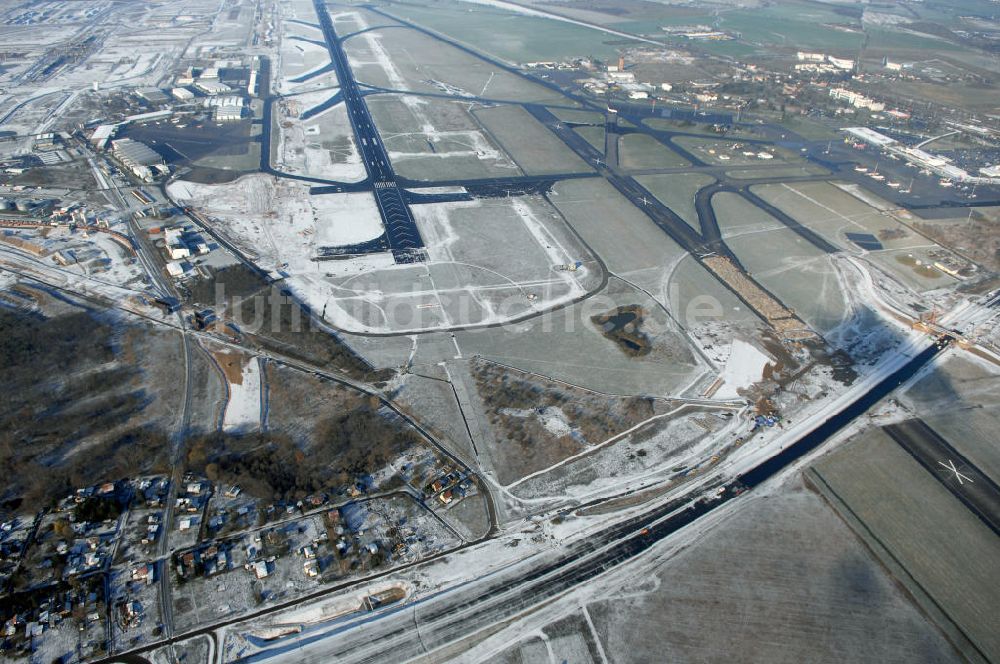 Schönefeld von oben - Ausbau des Flughafens Berlin-Schönefeld / Ausbau der A113n