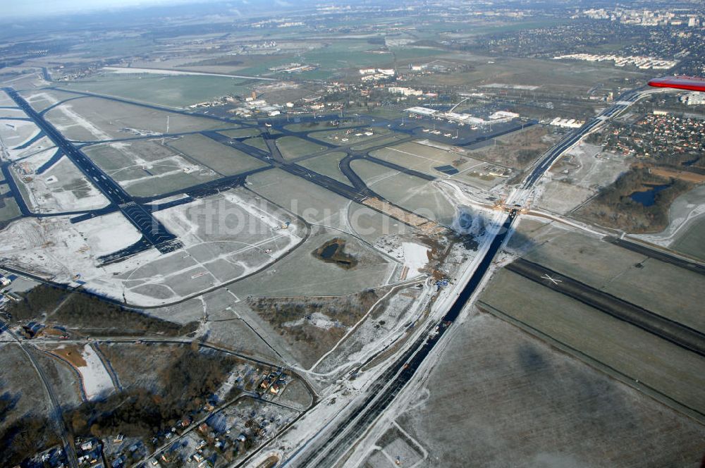 Schönefeld aus der Vogelperspektive: Ausbau des Flughafens Berlin-Schönefeld / Ausbau der A113n