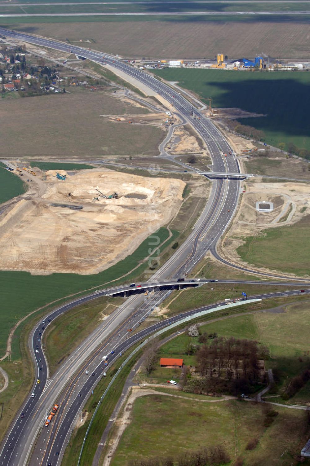 Schönefeld aus der Vogelperspektive: Ausbau des Flughafens Berlin-Schönefeld / Ausbau der A113n