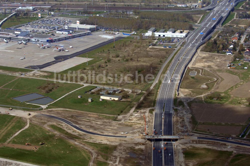 Schönefeld aus der Vogelperspektive: Ausbau des Flughafens Berlin-Schönefeld / Ausbau der A113n