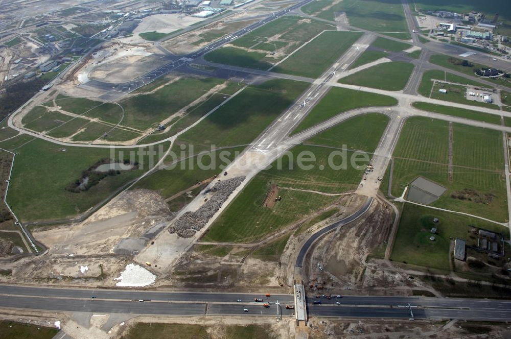 Luftbild Schönefeld - Ausbau des Flughafens Berlin-Schönefeld / Ausbau der A113n