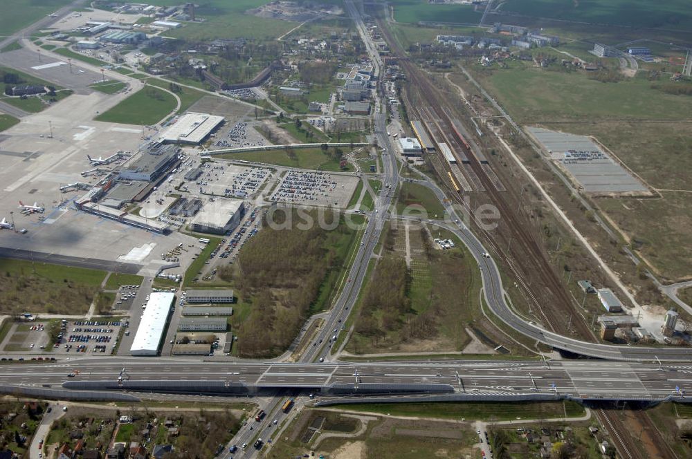 Schönefeld aus der Vogelperspektive: Ausbau des Flughafens Berlin-Schönefeld / Ausbau der A113n