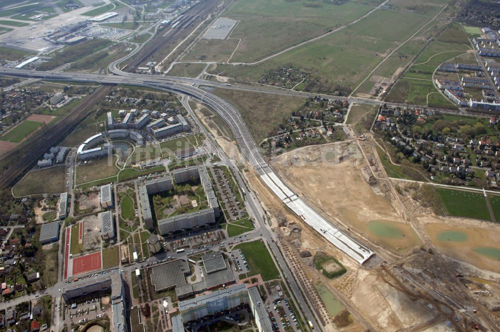 Schönefeld aus der Vogelperspektive: Ausbau des Flughafens Berlin-Schönefeld / Ausbau der A113n