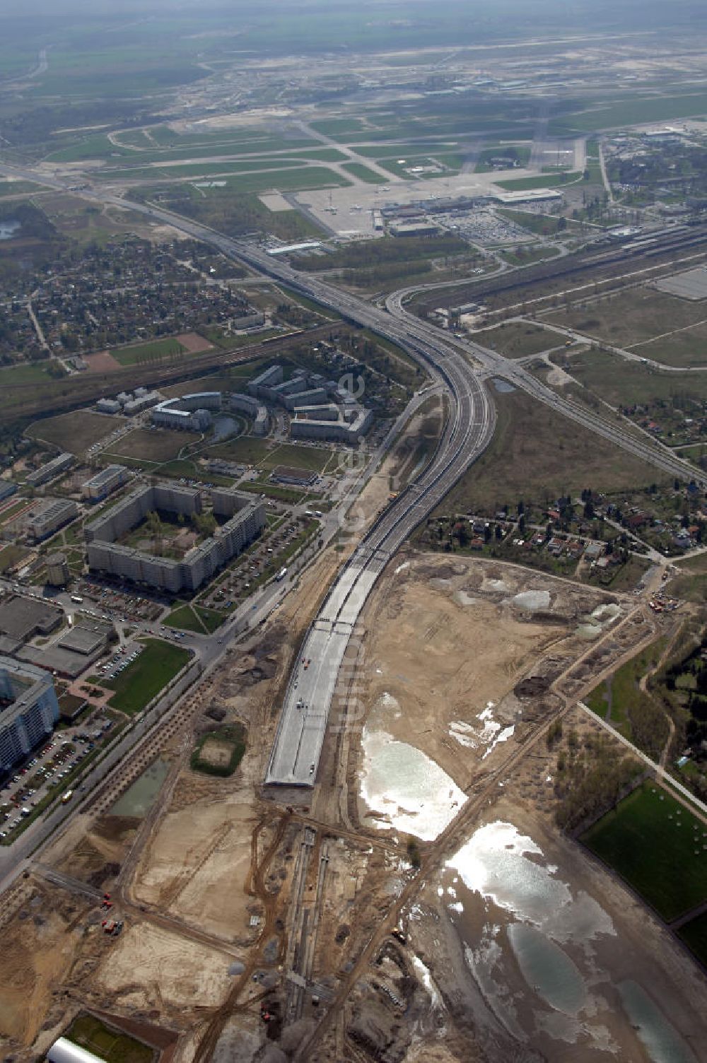 Luftaufnahme Schönefeld - Ausbau des Flughafens Berlin-Schönefeld / Ausbau der A113n