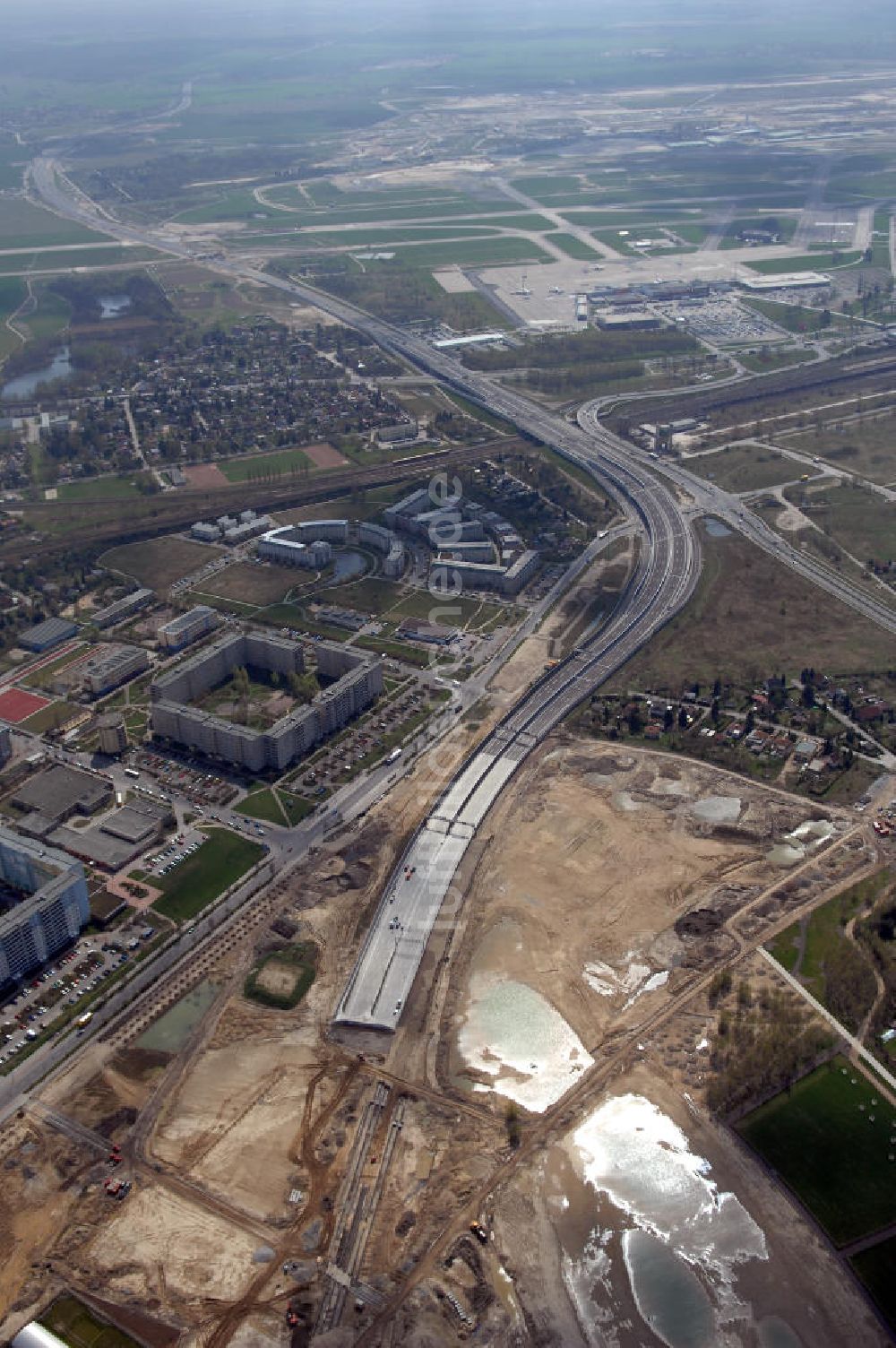 Schönefeld von oben - Ausbau des Flughafens Berlin-Schönefeld / Ausbau der A113n