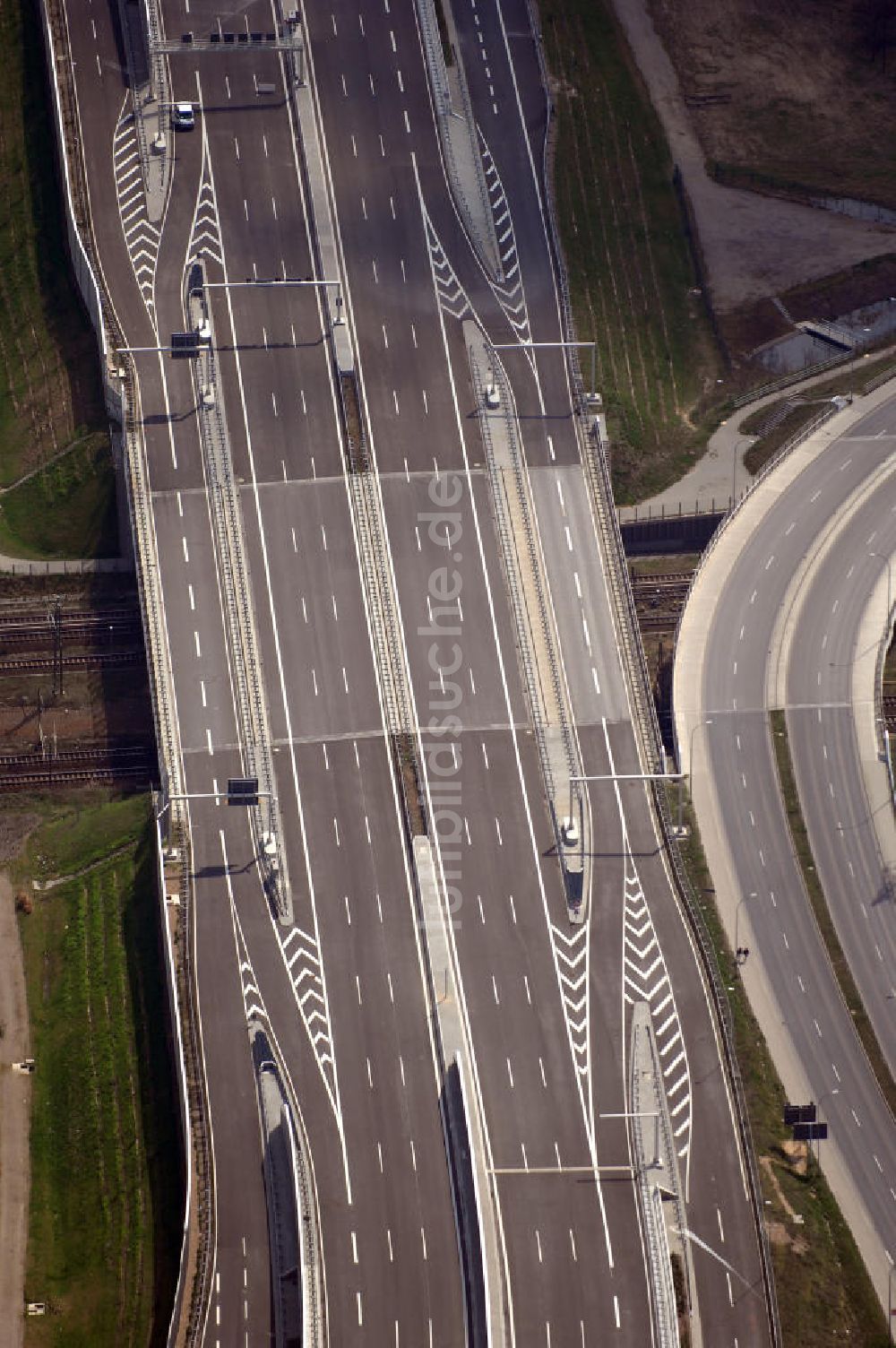 Schönefeld aus der Vogelperspektive: Ausbau des Flughafens Berlin-Schönefeld / Ausbau der A113n