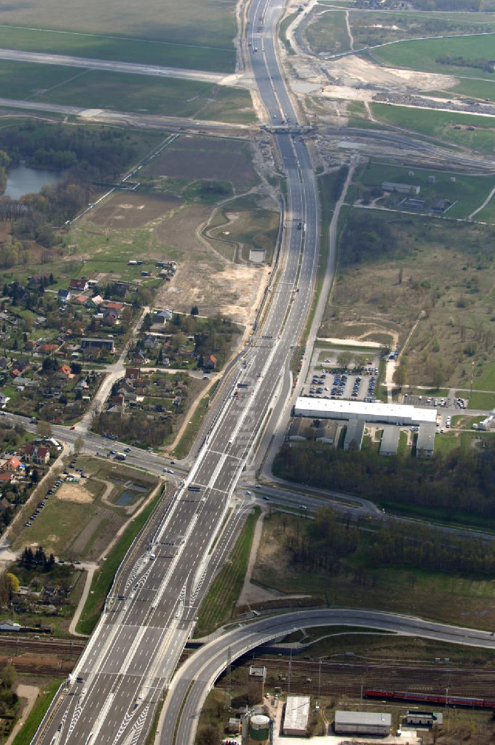 Schönefeld von oben - Ausbau des Flughafens Berlin-Schönefeld / Ausbau der A113n