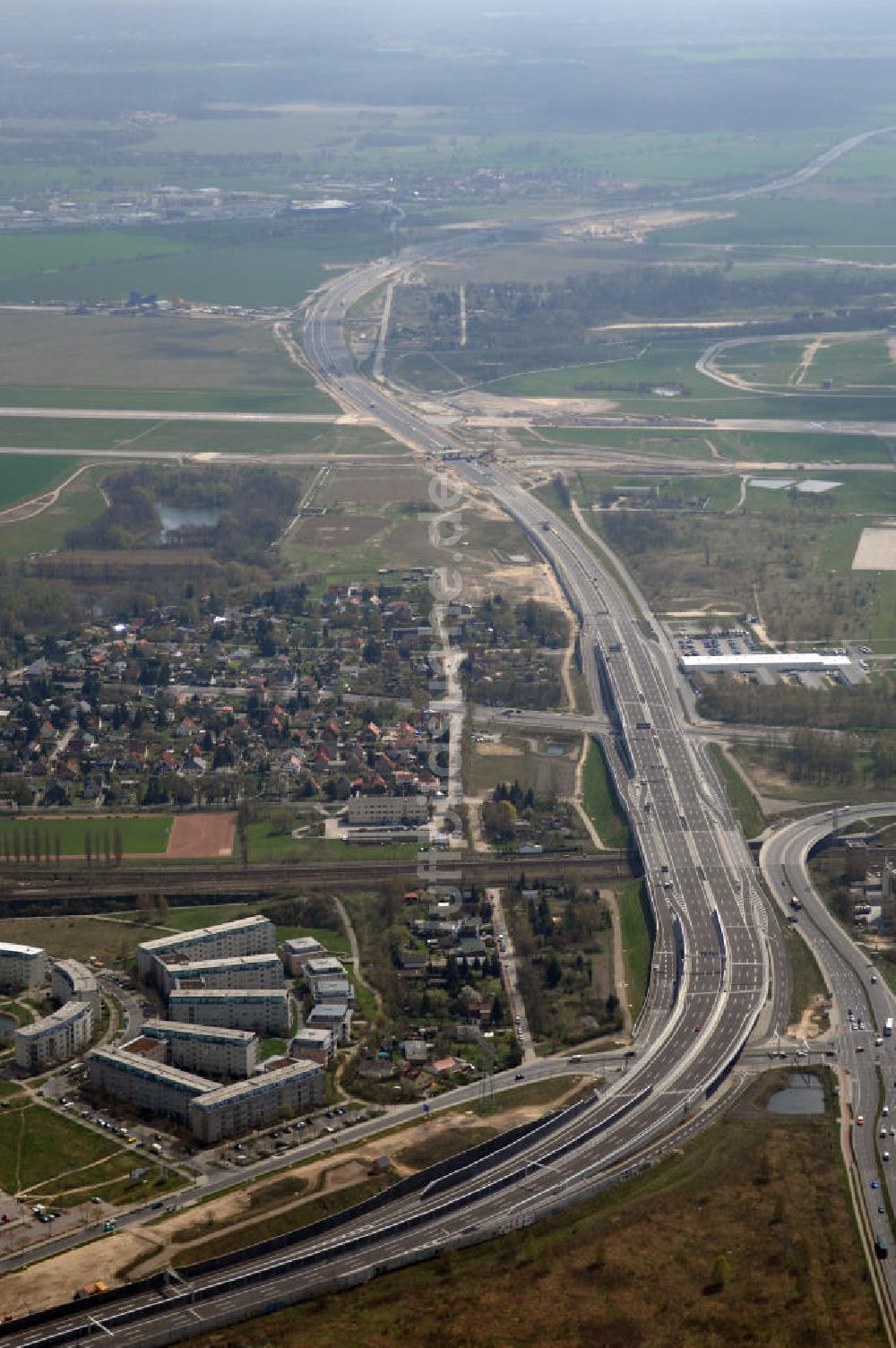 Schönefeld aus der Vogelperspektive: Ausbau des Flughafens Berlin-Schönefeld / Ausbau der A113n