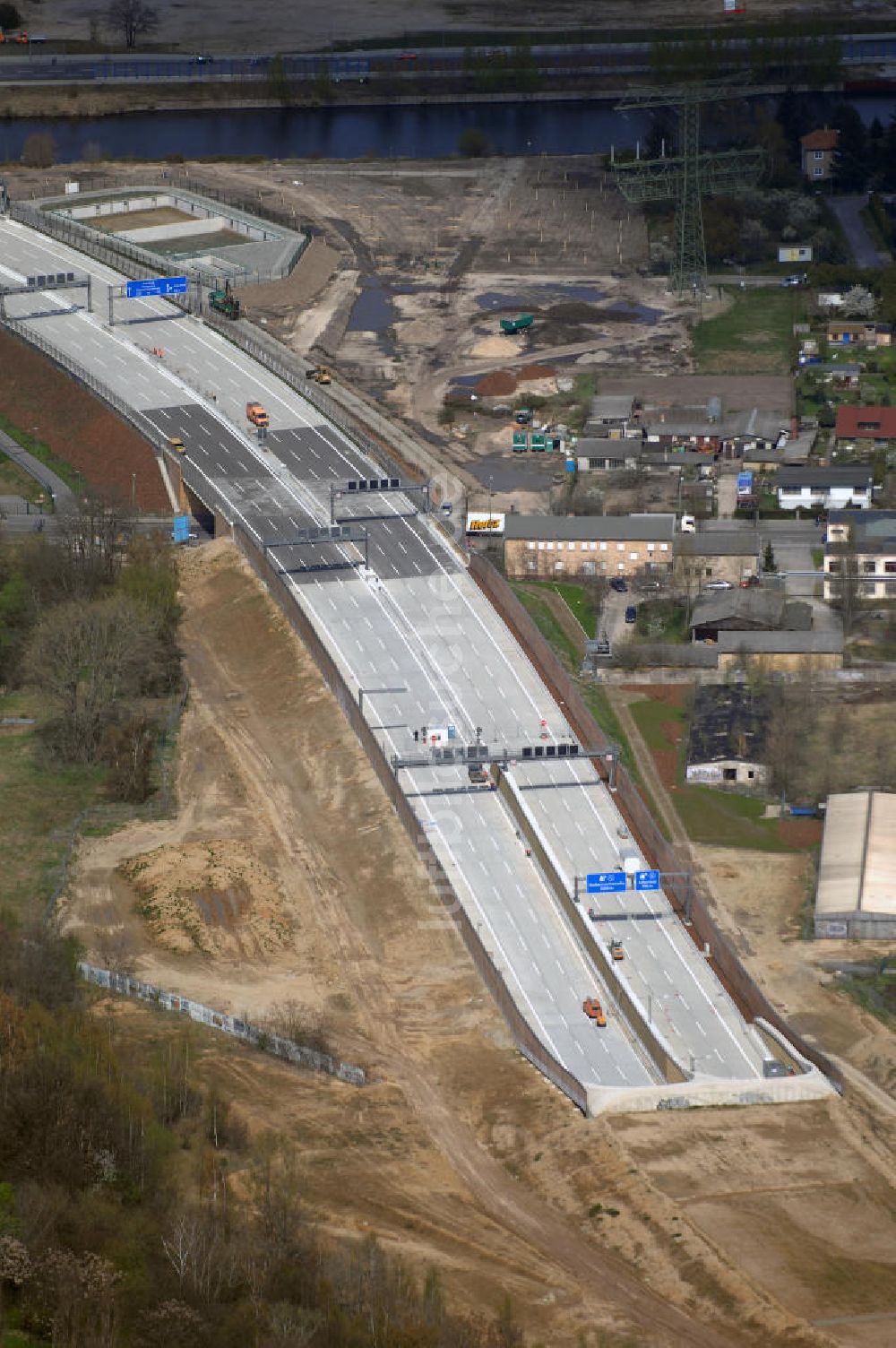 Schönefeld aus der Vogelperspektive: Ausbau des Flughafens Berlin-Schönefeld / Ausbau der A113n