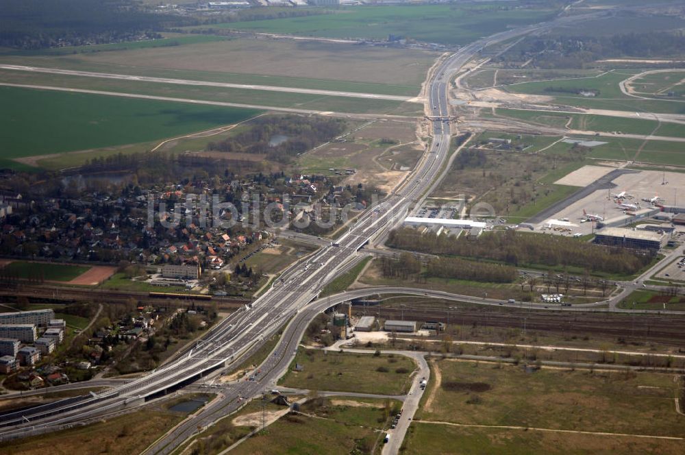 Schönefeld von oben - Ausbau des Flughafens Berlin-Schönefeld / Ausbau der A113n