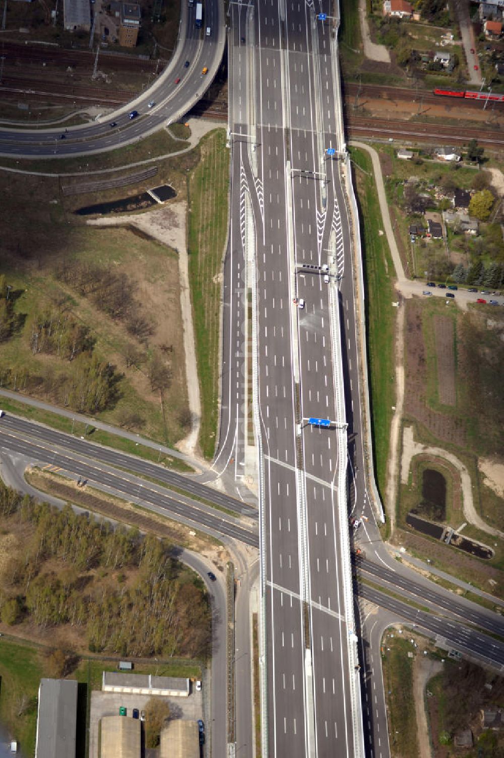 Schönefeld aus der Vogelperspektive: Ausbau des Flughafens Berlin-Schönefeld / Ausbau der A113n