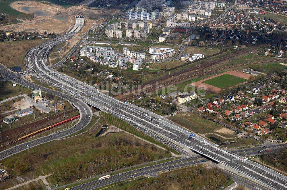 Schönefeld aus der Vogelperspektive: Ausbau des Flughafens Berlin-Schönefeld / Ausbau der A113n