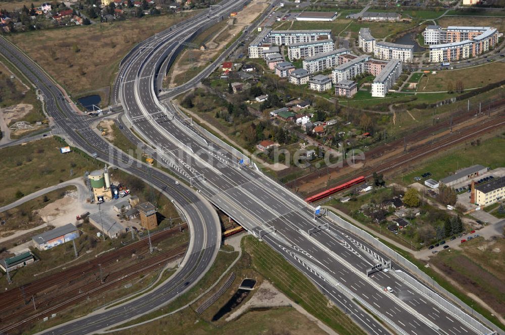 Schönefeld aus der Vogelperspektive: Ausbau des Flughafens Berlin-Schönefeld / Ausbau der A113n