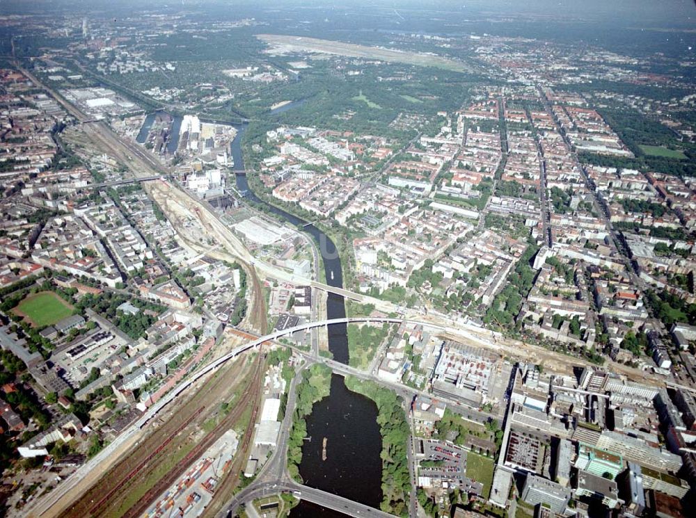 Berlin - Wedding aus der Vogelperspektive: Ausbau des DB - Innenringes zwischen dem Berliner Westhafen und der Müllerstraße am Bereich der Perleberger Brücke in Berlin - Wedding