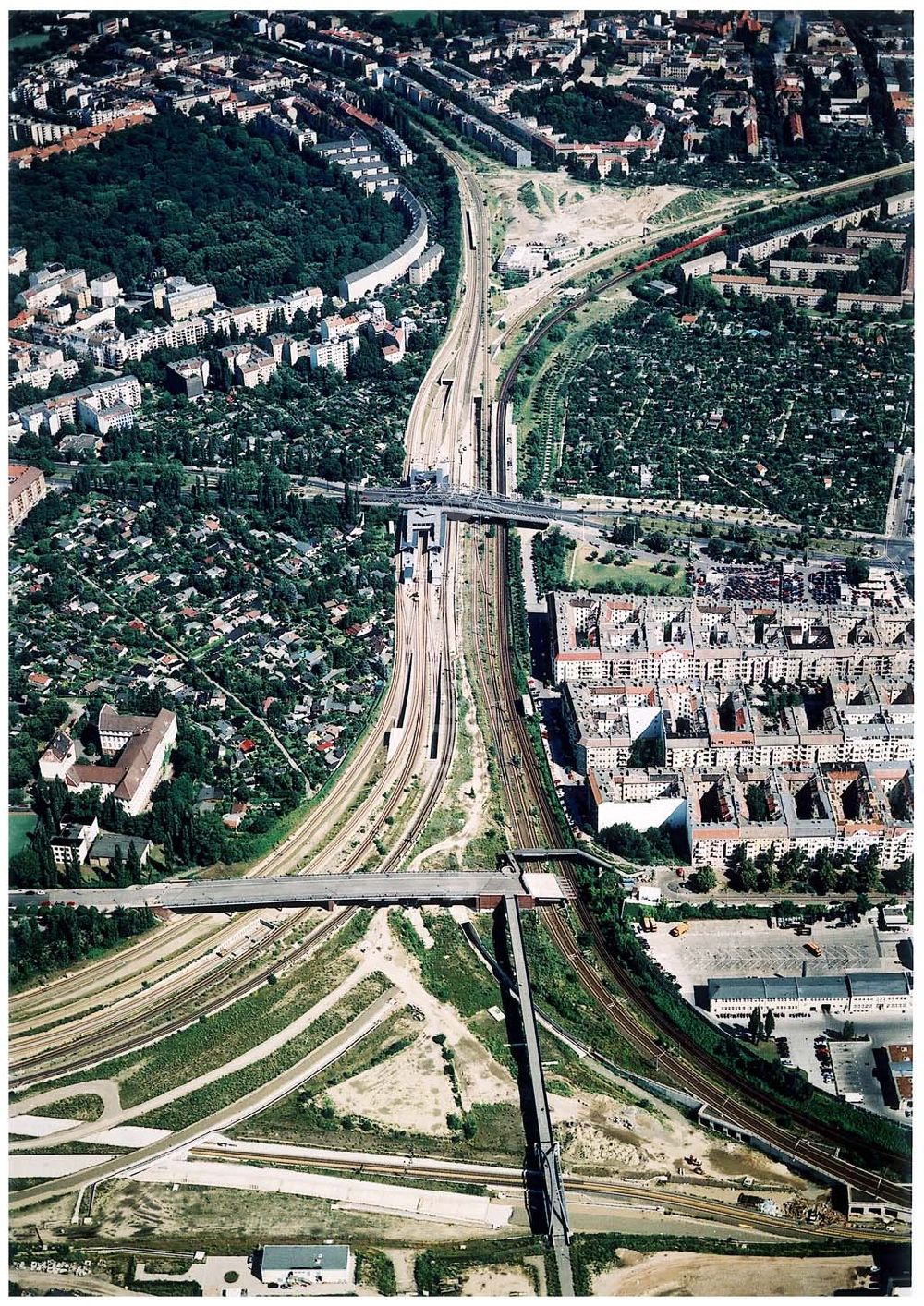 Luftbild Berlin - Wedding - Ausbau des Innernringes der Deutschen Bahn zwischen dem Bereich Bornholmer Brücke - Nordkreuz - S-Bhf. Gesundbrunnen.