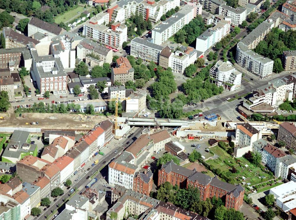 Berlin - Wedding aus der Vogelperspektive: Ausbau des Innernringes der Deutschen Bahn zwischen dem Bereich Westhafen - Müllerstraße.