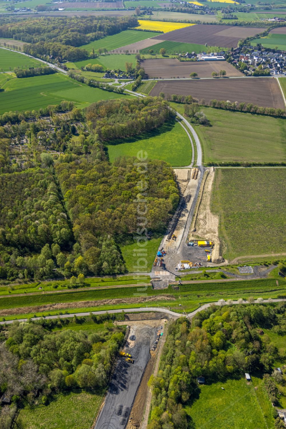 Luftaufnahme Bergkamen - Ausbau der Kuhbachbrücke der L821n zwischen Erich-Ollenhauer-Straße und Lünener Straße in Bergkamen im Bundesland Nordrhein-Westfalen, Deutschland