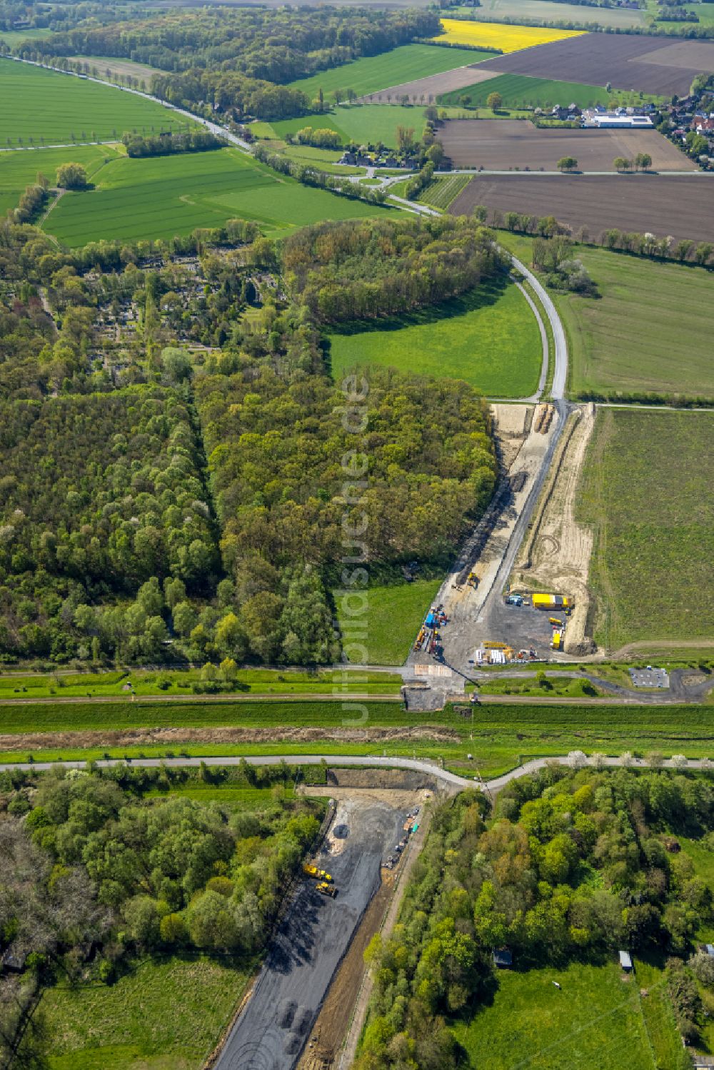 Bergkamen von oben - Ausbau der Kuhbachbrücke der L821n zwischen Erich-Ollenhauer-Straße und Lünener Straße in Bergkamen im Bundesland Nordrhein-Westfalen, Deutschland