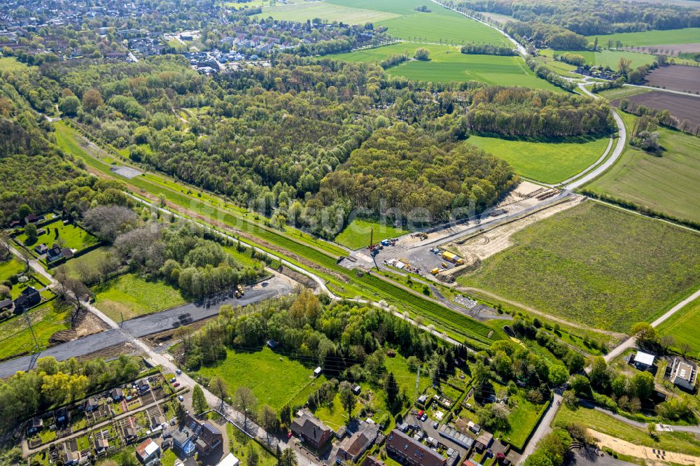 Bergkamen von oben - Ausbau der Kuhbachbrücke der L821n zwischen Erich-Ollenhauer-Straße und Lünener Straße in Bergkamen im Bundesland Nordrhein-Westfalen, Deutschland