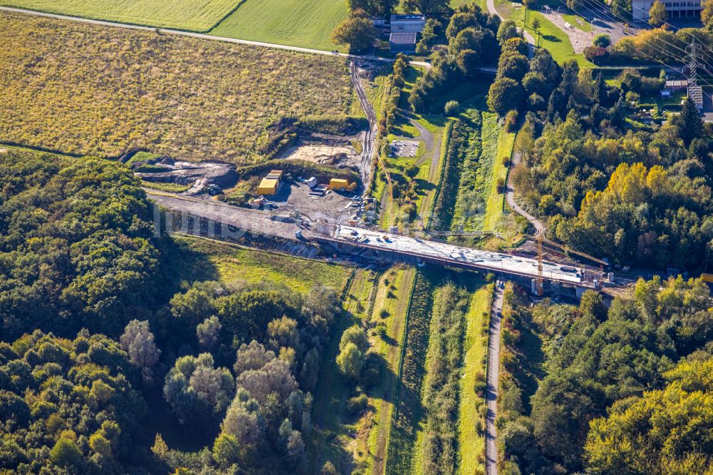 Bergkamen aus der Vogelperspektive: Ausbau der Kuhbachbrücke der L821n zwischen Erich-Ollenhauer-Straße und Lünener Straße in Bergkamen im Bundesland Nordrhein-Westfalen, Deutschland