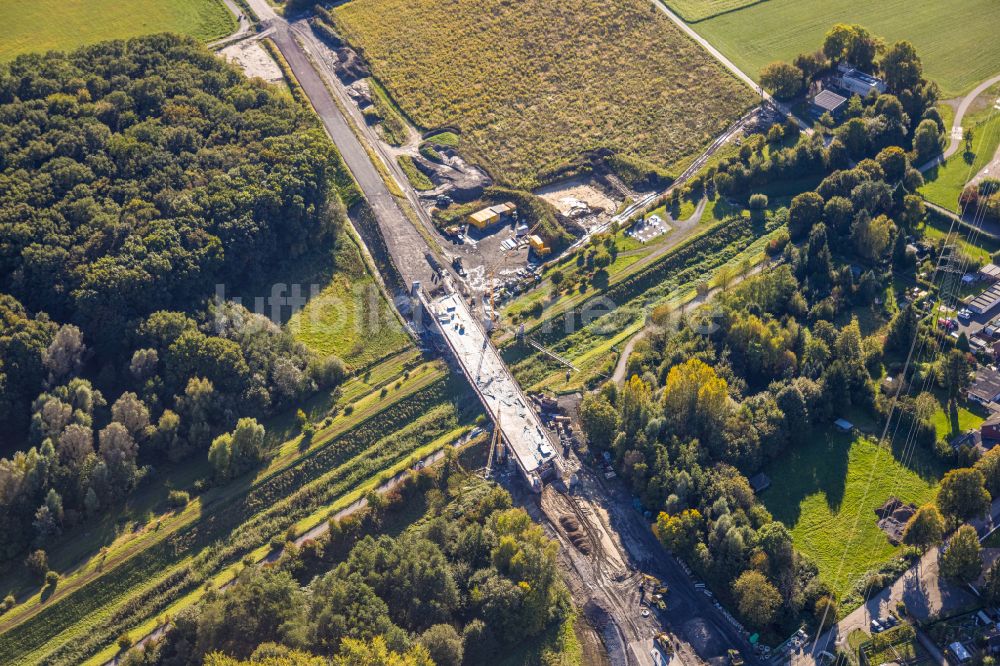 Luftaufnahme Bergkamen - Ausbau der Kuhbachbrücke der L821n zwischen Erich-Ollenhauer-Straße und Lünener Straße in Bergkamen im Bundesland Nordrhein-Westfalen, Deutschland