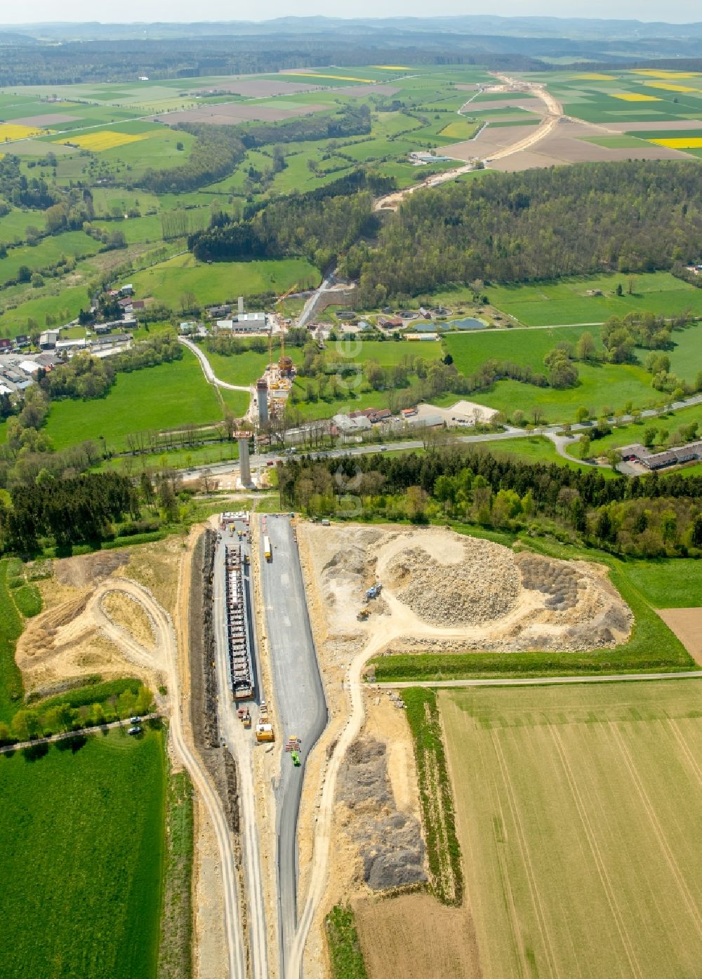 Bad Wünnenberg von oben - Ausbau der Ortsumgehung im Straßenverlauf der B 480 am Brückenbauwerk Aftetalbrücke in Bad Wünnenberg im Bundesland Nordrhein-Westfalen