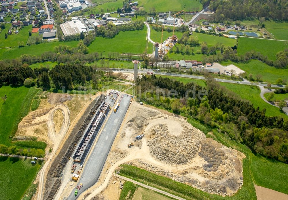 Bad Wünnenberg aus der Vogelperspektive: Ausbau der Ortsumgehung im Straßenverlauf der B 480 am Brückenbauwerk Aftetalbrücke in Bad Wünnenberg im Bundesland Nordrhein-Westfalen