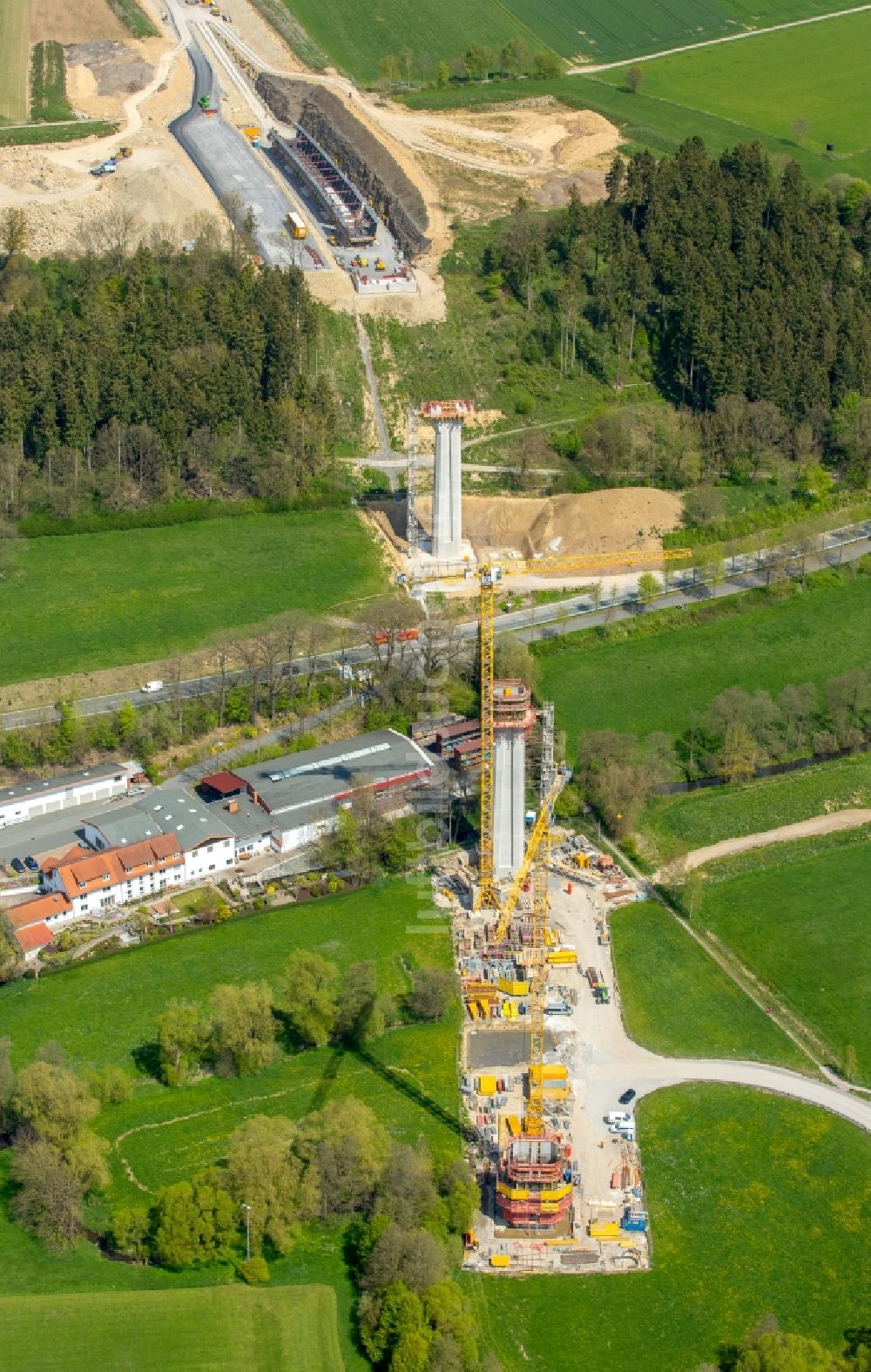 Luftbild Bad Wünnenberg - Ausbau der Ortsumgehung im Straßenverlauf der B 480 am Brückenbauwerk Aftetalbrücke in Bad Wünnenberg im Bundesland Nordrhein-Westfalen