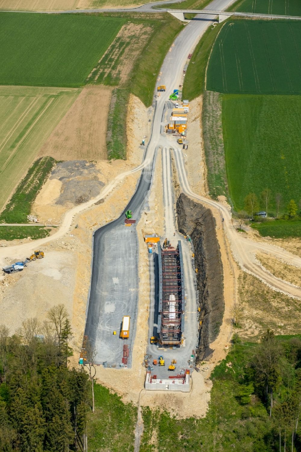 Bad Wünnenberg von oben - Ausbau der Ortsumgehung im Straßenverlauf der B 480 am Brückenbauwerk Aftetalbrücke in Bad Wünnenberg im Bundesland Nordrhein-Westfalen