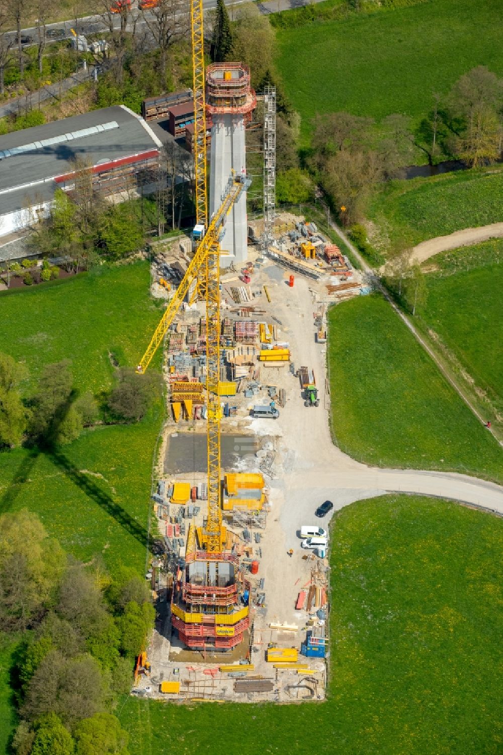 Luftaufnahme Bad Wünnenberg - Ausbau der Ortsumgehung im Straßenverlauf der B 480 am Brückenbauwerk Aftetalbrücke in Bad Wünnenberg im Bundesland Nordrhein-Westfalen