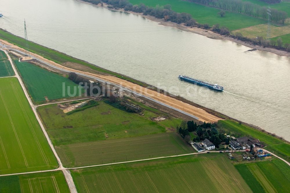 Duisburg von oben - Ausbau der Ortsumgehung im Straßenverlauf Am Hasselberg am Ufer des Rhein in Duisburg im Bundesland Nordrhein-Westfalen