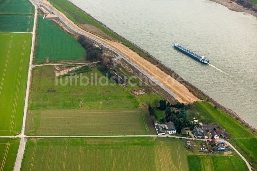 Duisburg aus der Vogelperspektive: Ausbau der Ortsumgehung im Straßenverlauf Am Hasselberg am Ufer des Rhein in Duisburg im Bundesland Nordrhein-Westfalen