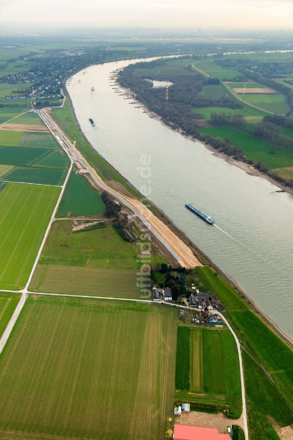 Luftbild Duisburg - Ausbau der Ortsumgehung im Straßenverlauf Am Hasselberg am Ufer des Rhein in Duisburg im Bundesland Nordrhein-Westfalen