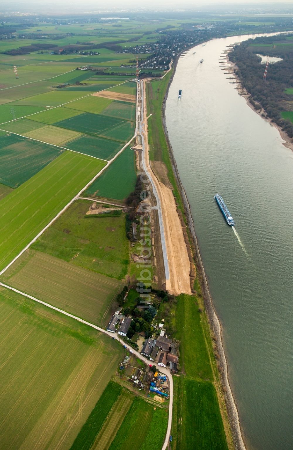 Luftaufnahme Duisburg - Ausbau der Ortsumgehung im Straßenverlauf Am Hasselberg am Ufer des Rhein in Duisburg im Bundesland Nordrhein-Westfalen