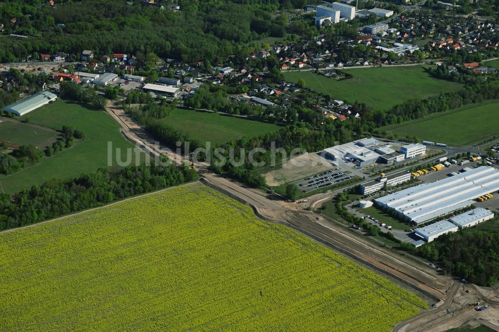 Stahnsdorf von oben - Ausbau der Ortsumgehung im Straßenverlauf der Landesstraße L77n im Ortsteil Güterfelde in Stahnsdorf im Bundesland Brandenburg, Deutschland