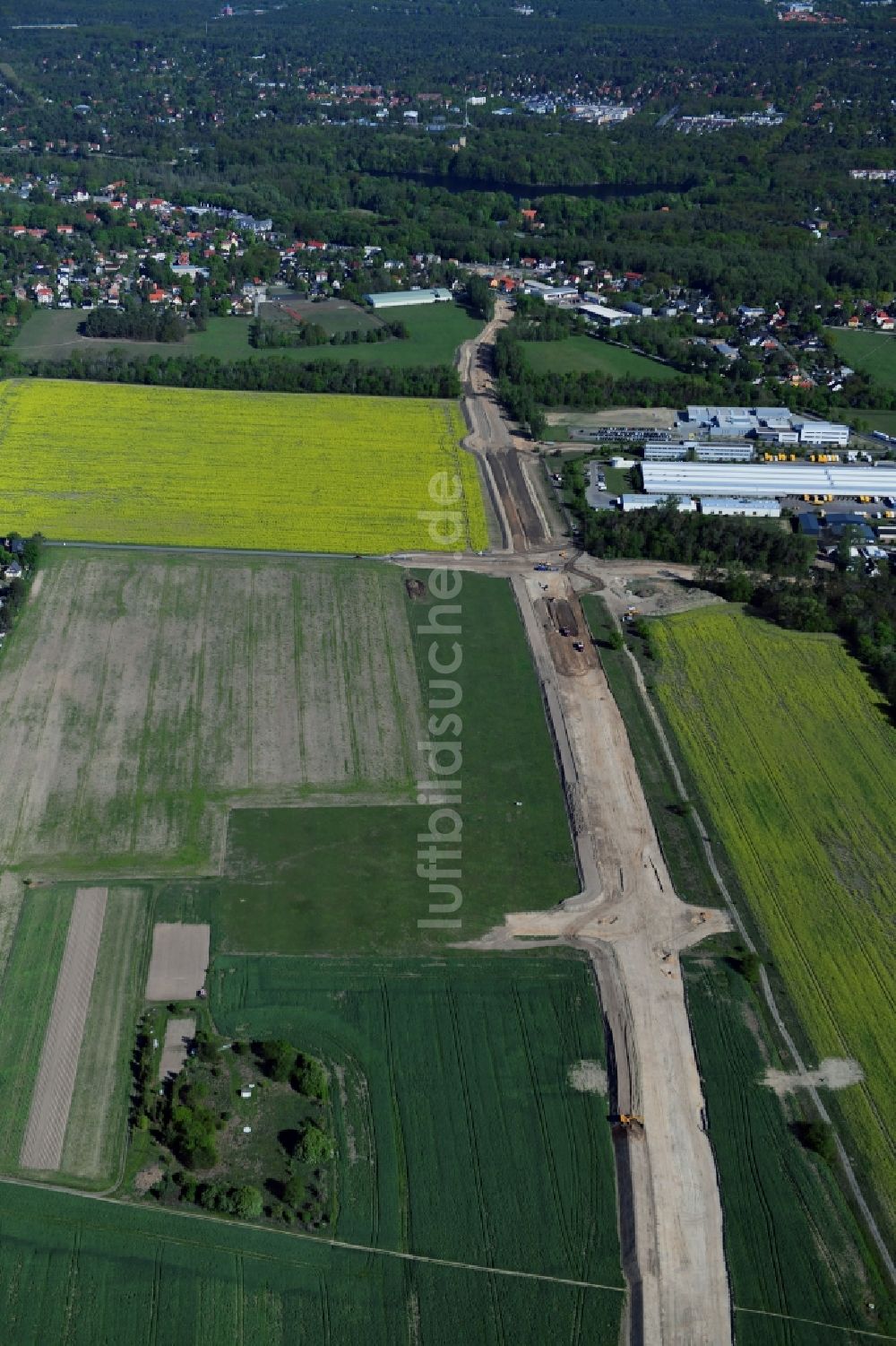 Luftaufnahme Stahnsdorf - Ausbau der Ortsumgehung im Straßenverlauf der Landesstraße L77n im Ortsteil Güterfelde in Stahnsdorf im Bundesland Brandenburg, Deutschland