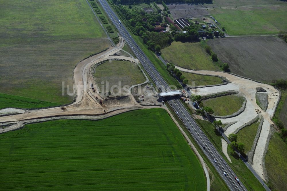 Stahnsdorf von oben - Ausbau der Ortsumgehung im Straßenverlauf der Landesstraße L77n im Ortsteil Güterfelde in Stahnsdorf im Bundesland Brandenburg, Deutschland