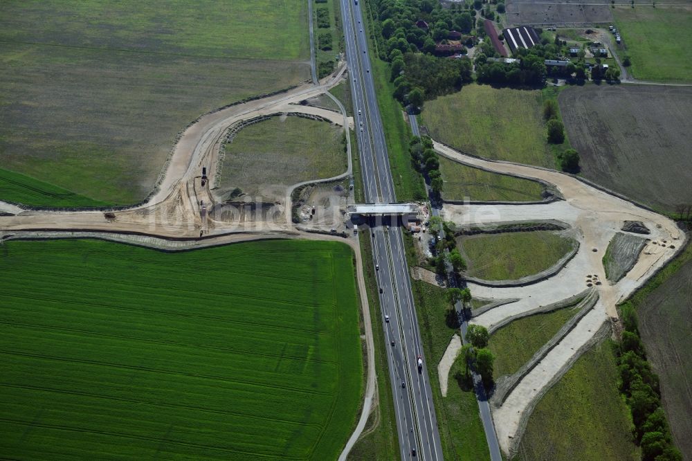 Stahnsdorf aus der Vogelperspektive: Ausbau der Ortsumgehung im Straßenverlauf der Landesstraße L77n im Ortsteil Güterfelde in Stahnsdorf im Bundesland Brandenburg, Deutschland